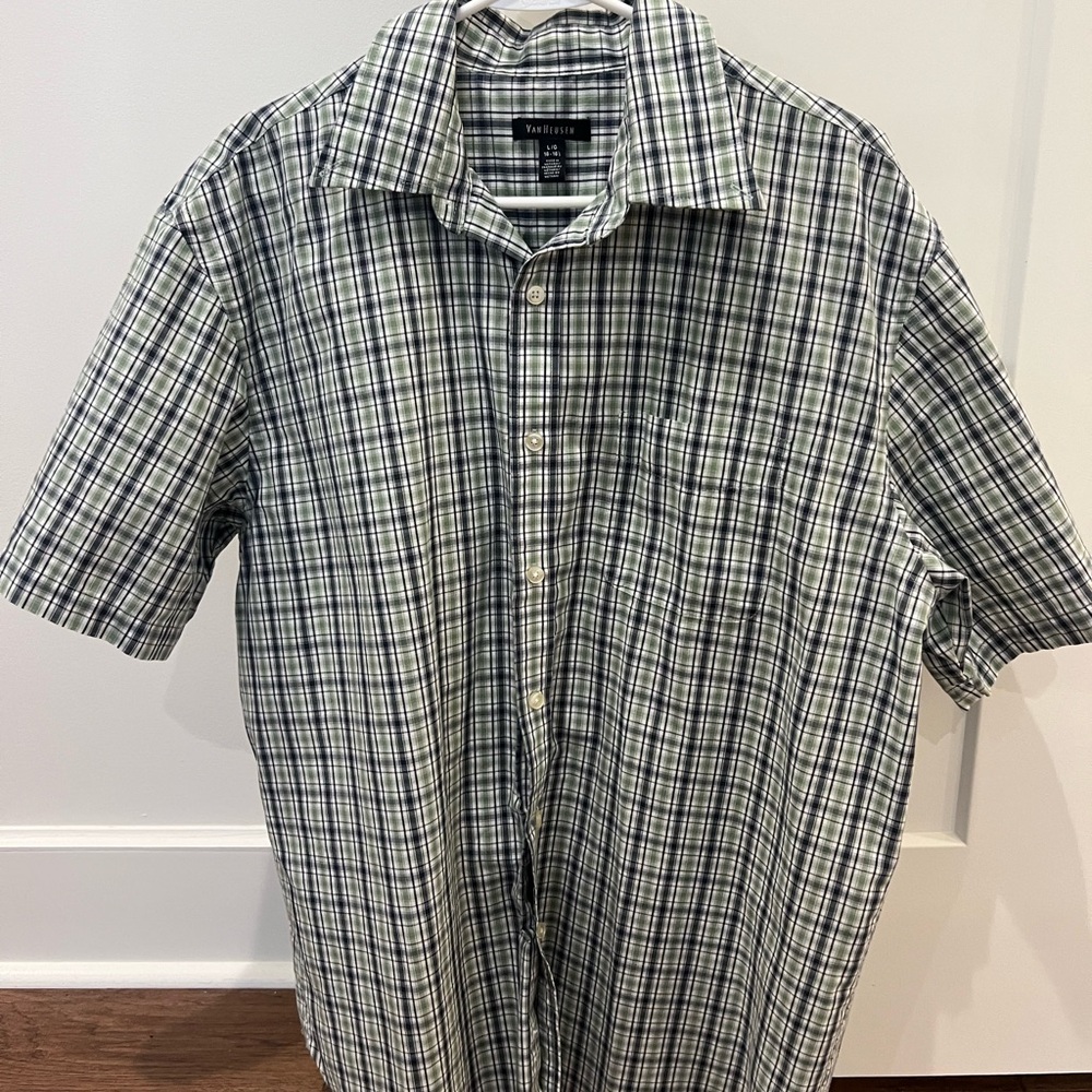 Mens L Van Heusen short sleeve shirt